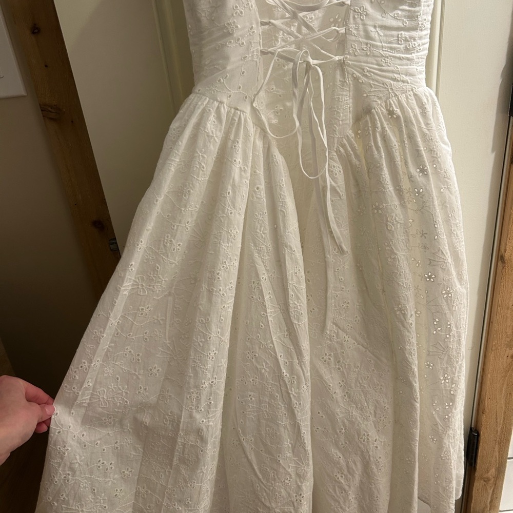 Elegant White Sleeveless Dress - Picture 8 of 8
